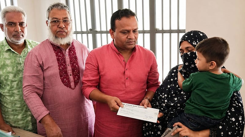 লঞ্চ দুর্ঘটনায় নিহতদের দুই পরিবারকে নৌপরিবহন মন্ত্রণালয়ের আর্থিক সহায়তা