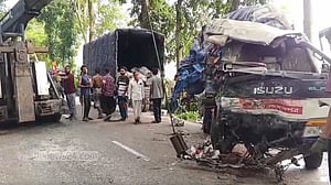 মাদারীপুরে ট্রাকের সঙ্গে সংঘর্ষে সংবাদপত্রের গাড়ি চুরমার, চালকের মৃত্যু