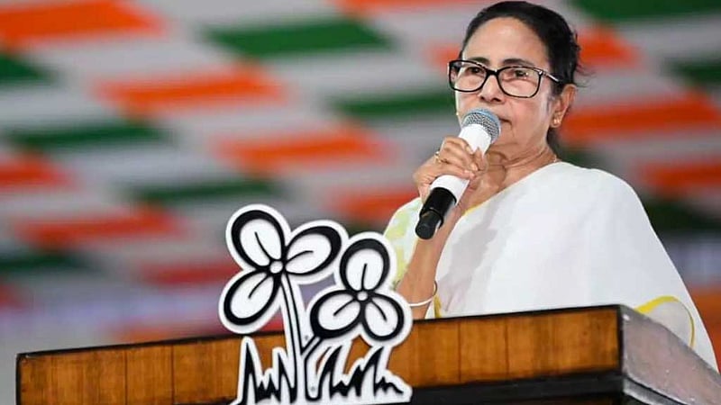 এবার দলীয় প্রতীক হারানোর ঝুঁকিতে মমতার তৃণমূল