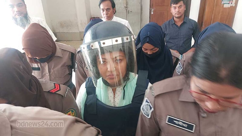 আদালতে মমতাজকে দেখে কেউ গাইলেন ‘বুকটা ফাইট্টা যায়’, কেউ করলেন শিল্পীর কাছে গান শোনার আব্দার