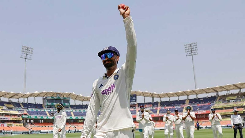 অভিষেকেই ৬ উইকেট নিয়ে ৪৭ বছর পুরোনো রেকর্ড ভাঙলেন সুতার