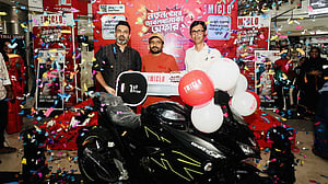 মাইক্লোর র‍্যাফেল ড্রতে মোটরসাইকেল জিতলেন মানিকগঞ্জের আফজাল