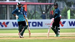 প্রত্যাশিত জয়ে শীর্ষেই মোহামেডান, লড়াইয়ে আছে আবাহনীও