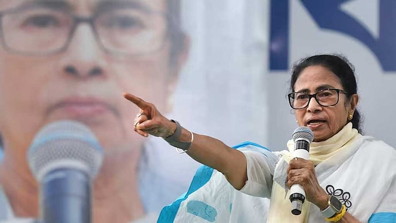 পশ্চিমবঙ্গে অস্তিত্ব সংকটে তৃণমূল, বাঁচাতে পারবেন মমতা?