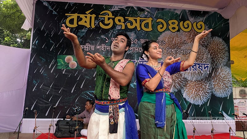 'প্রকৃতির বন্ধু হওয়ার’ বার্তা নিয়ে শহীদ মিনারে বর্ষা উৎসব