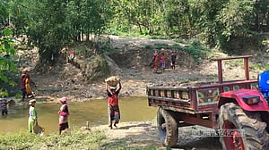 শ্রীমঙ্গলের পাহাড়ি ছড়ায় বালুর ‘মহোৎসব’, হুমকিতে পরিবেশ-কৃষিজমি