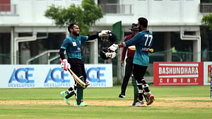 তিন সেঞ্চুরির দিনে বৃষ্টির হানা