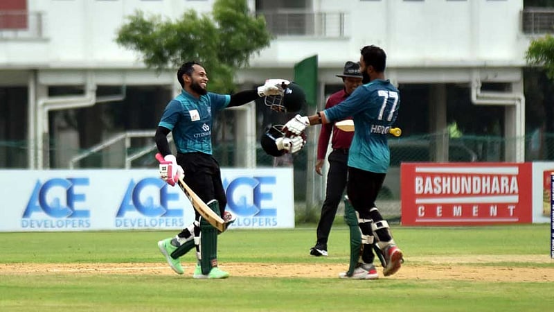 তিন সেঞ্চুরির দিনে বৃষ্টির হানা