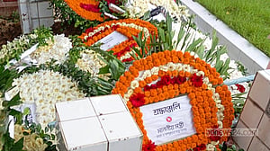 বনানীতে চিরনিদ্রায় শায়িত মুস্তাফা মনোয়ার