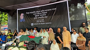 মুস্তাফা মনোয়ারের শেষ বিদায়: ‘মাথার ওপর থেকে ছাদ সরে গেল’