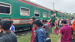 ময়মনসিংহে ট্রেন লাইনচ্যুত: সাড়ে ৩ ঘণ্টা পর রেল যোগাযোগ স্বাভাবিক
