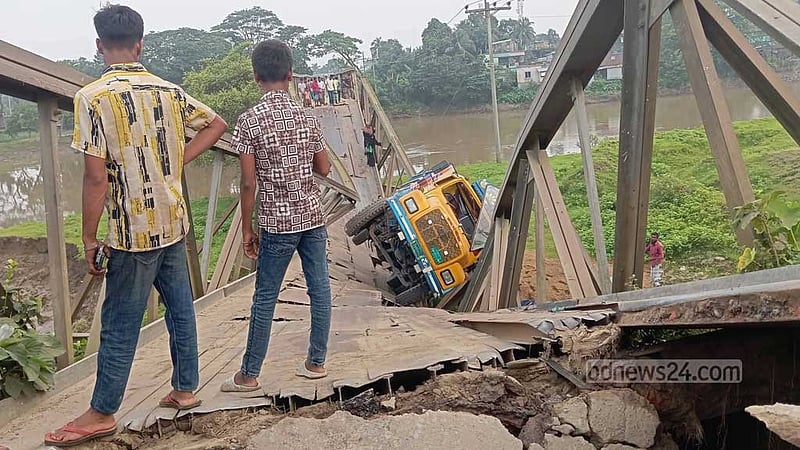 ট্রাকসহ বেইলি সেতু ধসে ধোবাউড়ার সঙ্গে ময়মনসিংহের যোগাযোগ বিচ্ছিন্ন