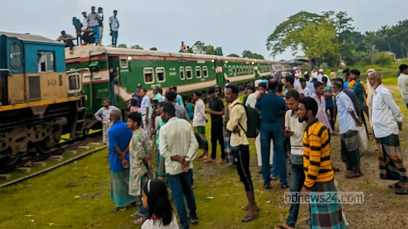 ‘বিজয় এক্সপ্রেসের’ ইঞ্জিনে আগুন, চট্টগ্রাম-ময়মনসিংহ রেল চলাচল বন্ধ