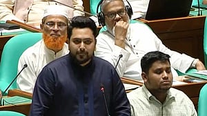 ব্যাংক খাতে ৪০ হাজার কোটি টাকা, অর্থ পাচারকারীদের বিরুদ্ধে কী ব্যবস্থা: প্রশ্ন নাহিদের