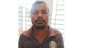 নড়াইলে স্কুলছাত্রীকে যৌন হয়রানির অভিযোগে ভ্যানচালক গ্রেপ্তার