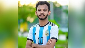 ব্রাজিল সমর্থককে আর্জেন্টিনার জার্সি পরিয়ে প্রচার, আইনি নোটিস