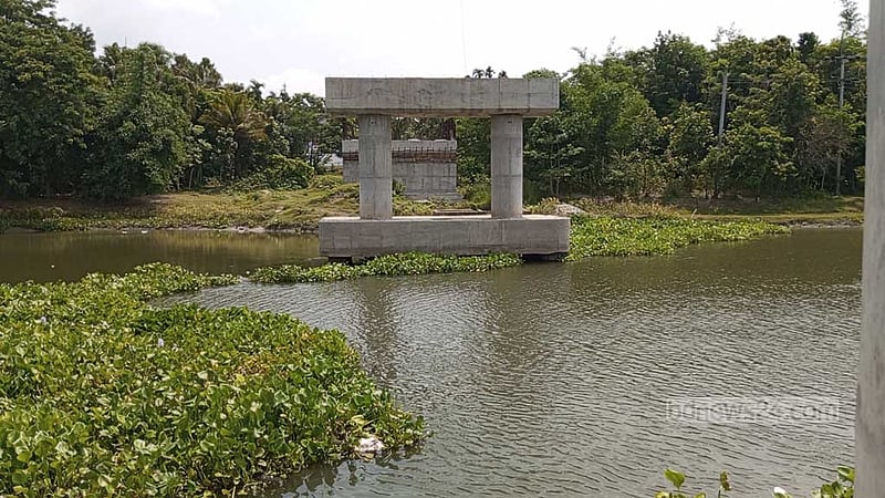 নড়াইলে দুই সেতুর কাজের সময় পার হলেও শেষ হয়নি, ভোগান্তিতে স্থানীয়রা