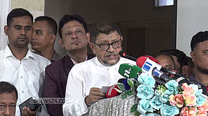 হাসপাতালের পরিবেশ নিয়ে ক্ষোভ: নারায়ণগঞ্জের সিভিল সার্জনকে স্বাস্থ্যমন্ত্রীর হুঁশিয়ারি