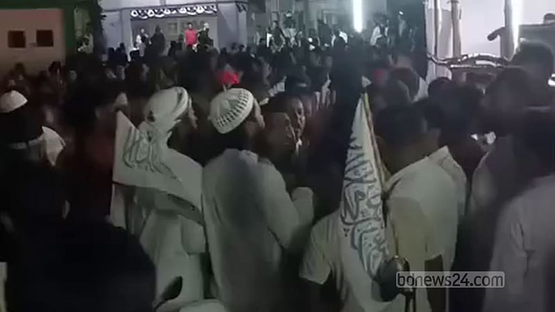 কালেমাখচিত পতাকা নিয়ে ওরশে ‘তৌহিদী জনতার’ বাধা, হাতাহাতি