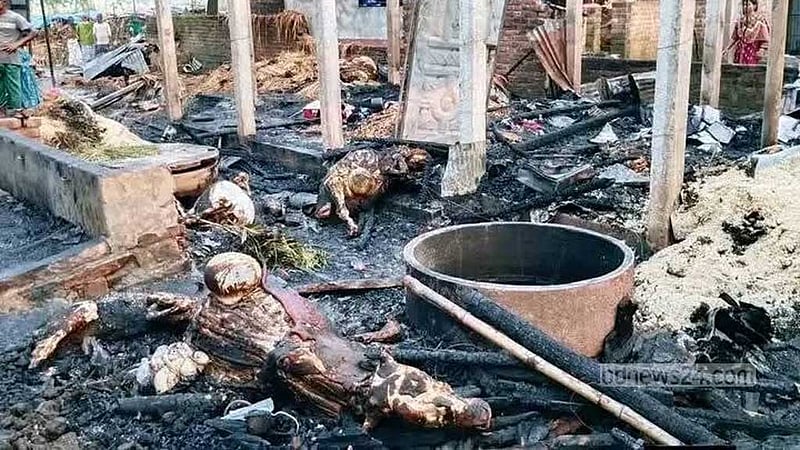 নীলফামারীতে আগুনে ১৩ ঘর ছাই, নেভাতে গিয়ে দগ্ধ ২
