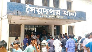 সৈয়দপুরে পেট্রোলের আগুনে বৃদ্ধ নিহত: মামলা না নেওয়ায় লাশ নিয়ে বিক্ষোভ