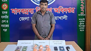 নোয়াখালীতে ৯ হাজার ইয়াবাসহ ১১ মামলার আসামি গ্রেপ্তার