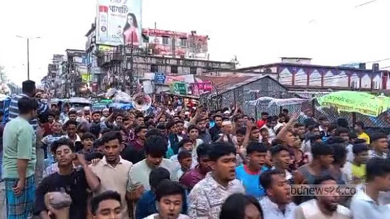 নোয়াখালীতে ‘মাদক ব্যবসায় বাধা দেওয়ায়’ স্কুলছাত্র খুন, লাশ নিয়ে বিক্ষোভ