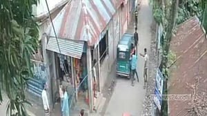 নোয়াখালীতে অটোরিকশায় এসে প্রকাশ্যে যুবককে গুলি, ছড়িয়েছে ভিডিও