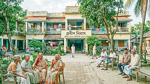 মর্যাদাপূর্ণ বার্ধক্য: অনুগ্রহ নয়, অধিকার