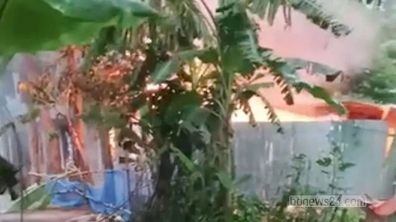 পাবনায় কিশোরীকে ধর্ষণ ও হত্যার জেরে বাড়িতে অগ্নিসংযোগ, দগ্ধ ৩ জনের মৃত্যু
