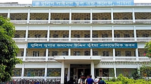 পাবনায় শ্রেণিকক্ষে সিলিং ফ্যান খুলে পড়ে শিক্ষার্থী আহত