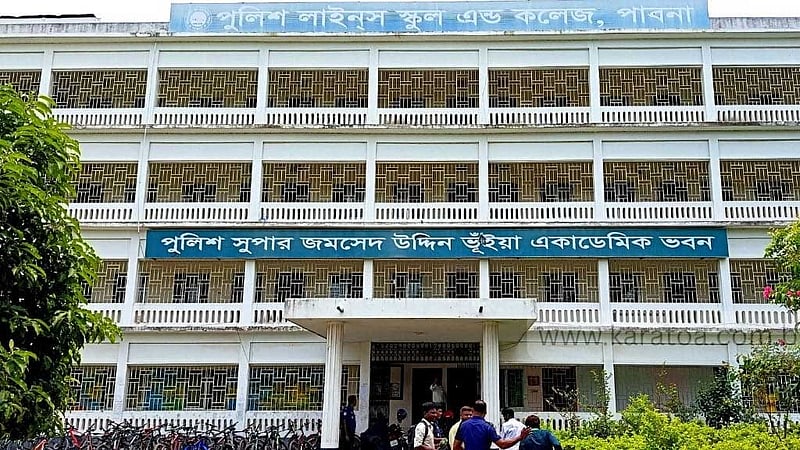 পাবনায় শ্রেণিকক্ষে সিলিং ফ্যান খুলে পড়ে শিক্ষার্থী আহত