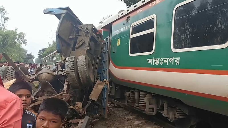 চট্টগ্রামে পাহাড়িকা এক্সপ্রেসের সঙ্গে ট্রাকের সংঘর্ষ, দেড় ঘণ্টা ট্রেন চলাচল বন্ধ
