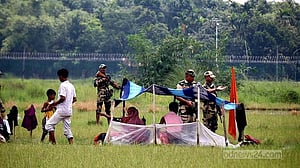 ‘পুশ ইন’: সীমান্তের শূন্য রেখায় নথিহীন মানুষ, আইন কী বলে?