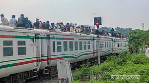 কমলাপুরে শেষ কর্মদিবসের ছাপ