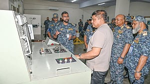 চট্টগ্রামে নৌবাহিনীর স্থাপনা পরিদর্শনে প্রধানমন্ত্রীর প্রতিরক্ষা উপদেষ্টা