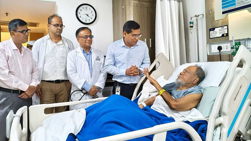 রফিকুল ইসলাম মিয়ার খাদ্যনালীতে অস্ত্রোপচার