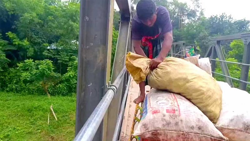 রাজবাড়ীতে পেঁয়াজের দাম না পেয়ে নদীতে ফেলে দিলেন কৃষক