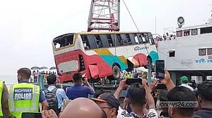 দৌলতদিয়া ঘাটে পড়ে যাওয়া বাসটি উদ্ধার, হতাহত নেই