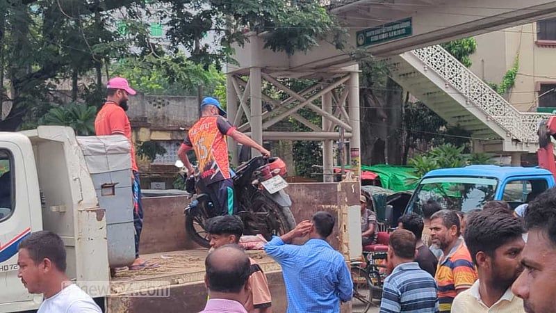 রাজশাহী নগরীতে অবৈধ দখল উচ্ছেদ, জব্দ কয়েকটি যানবাহন