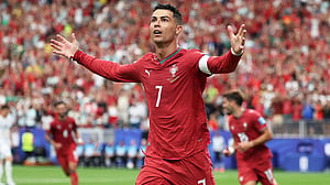 রোনালদোর রেকর্ড গড়ার ম্যাচে পর্তুগালের গোল উৎসব