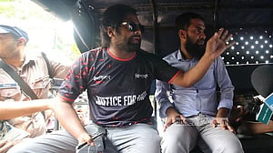 পুলিশের ভিডিও করায় ধানমন্ডি ৩২ নম্বরে একজন আটক