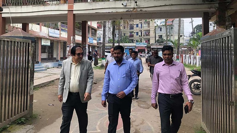 সাভার ও আমিনবাজার ভূমি অফিসে সচিব সালেহ আহমেদ