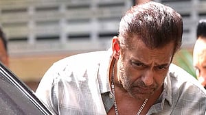 ‘বসার ক্ষমতা পর্যন্ত ছিল না’, বাবা সিদ্দীকীর মৃত্যুর পরে সালমানের যা হয়েছিল