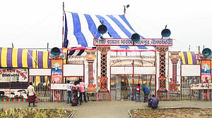 রঙিন তাঁবুর ভেতরে সার্কাস শিল্পীদের অনিশ্চয়তার জীবন