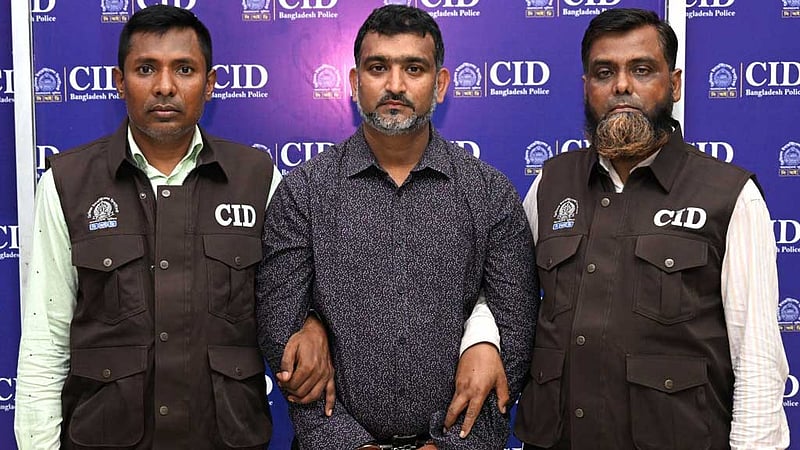 গ্রাহকের ফেরত দেওয়া ক্রেডিট কার্ড নিয়ে জালিয়াতি, সাবেক ব্যাংক কর্মকর্তা গ্রেপ্তার