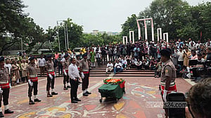 শহীদ মিনারে রাষ্ট্রীয় শ্রদ্ধায় মুস্তাফা মনোয়ারকে বিদায়
