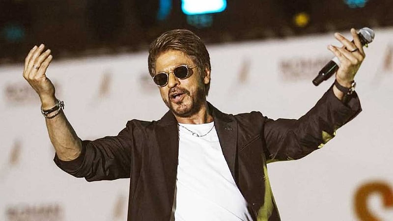 ‘আপনাকে সত্যিই ভালোবাসি, স্বামীর চেয়েও বেশি’, তরুণীর কথায় লজ্জায় শাহরুখ
