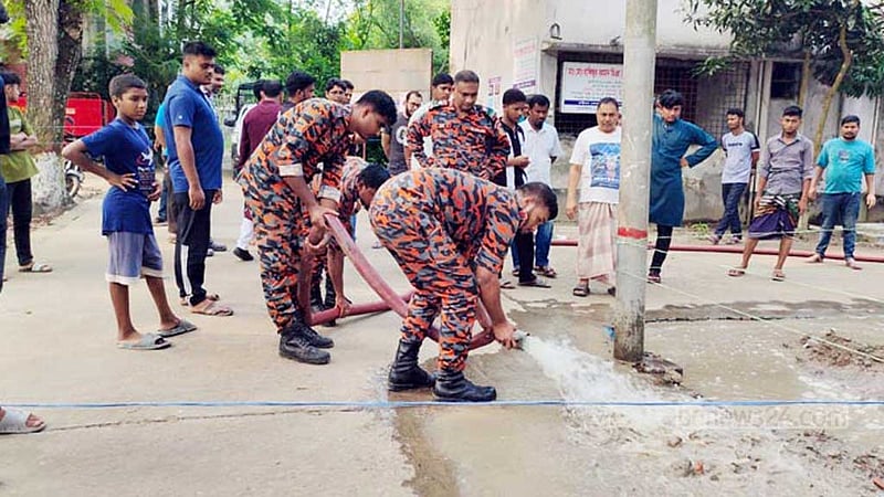 শরীয়তপুরে স্বাস্থ্য কমপ্লেক্স চত্বরে মাটি ‘অস্বাভাবিক গরম’, তদন্তে ফায়ার সার্ভিস