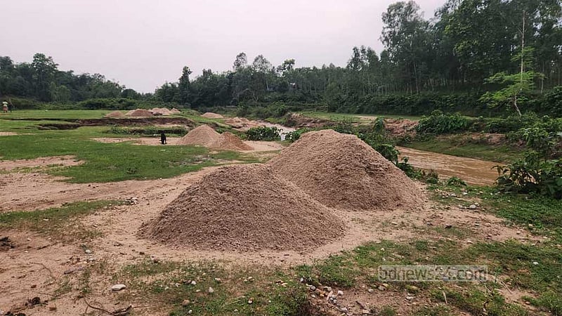 শেরপুরের গারো পাহাড়ে অভিযানেও থামছে না অবৈধ বালু উত্তোলন